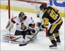  ?? GENE J.PUSKAR — THE ASSOCIATED PRESS ?? The Penguins’ Sidney Crosby (87) scores against Senators goalie Craig Anderson during the first period Sunday.