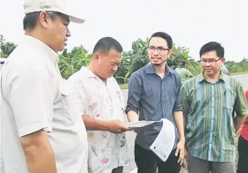  ??  ?? Photo taken in 2016 shows Abdul Yakub (second left) checking the details of the site meant for the proposed SMK Balingian project.