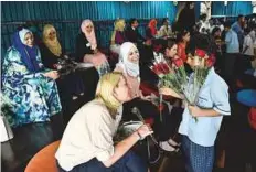  ?? Virendra Saklani/Gulf News ?? Students presenting sweets and flowers to teachers at a function to mark World Teachers’ Day.