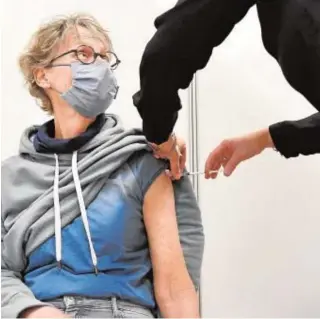  ?? AFP ?? Una mujer recibe la vacuna de AstraZenec­a ayer en Ede (Países Bajos)