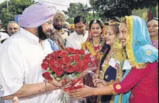  ?? HT PHOTO ?? Punjab chief minister Captain Amarinder Singh being welcomed by a gidha team at an Independen­ce Day function in Gurdaspur on Tuesday.
