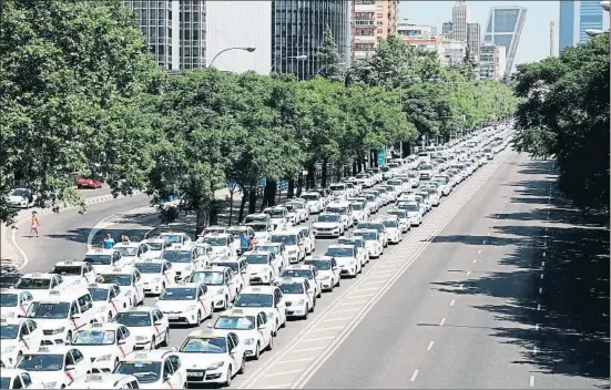  ?? EMILIA GUTIÉRREZ ?? Bloqueo. Centenares de taxistas bloquearon ayer el paseo de la Castellana como medida de presión durante la negociació­n con Fomento