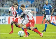  ?? FOTO: DPA ?? Kölns Stürmer Yuya Osako, hier vorne im Zweikampf gegen Schalkes Benjamon Stambouli, hat diese Saison noch nie gewonnen.
