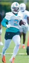  ?? LYNNE SLADKY/AP ?? Dolphins running back Chase Edmonds takes part in drills at the team’s practice facility on June 1 in Miami Gardens.