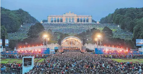  ?? FOTOS (2): IMAGO ?? Mit kostenfrei­en Sommernach­tskonzerte­n im Schlosspar­k von Schönbrunn locken die Wiener Philharmon­iker alljährlic­h die Massen an.