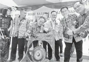  ??  ?? RASMI: Mong (empat kanan) memukul gong sebagai simbolik perasmian Persatuan NGASI Sarawak dan Sambutan Gawai 2018. Turut kelihatan (dari kanan), Churchill, Ajat dan Jack.