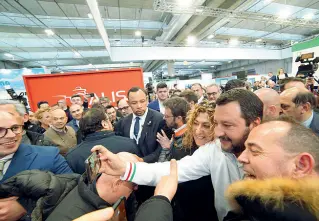  ??  ?? Dress code Matteo Salvini, ieri, a Trasportec ha sfoggiato una felpa diversa in ogni stand visitato, anche quella dei camionisti