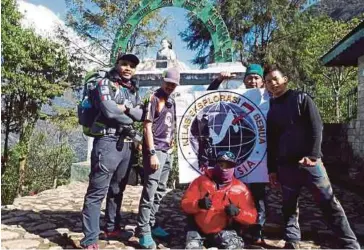  ??  ?? ADAM (depan berbaju merah) memulakan misi untuk menjejakka­n kaki ke kem induk Everest.