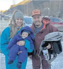  ?? MO MOUNTAIN MUTTS ?? Mo and Lee Thompson, with their 8-month-old son, Vern, own a dog walking company in Alaska.