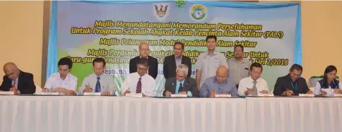  ??  ?? Len (standing second left) witnesses the MoU signing. Seated at centre is NREB controller of environmen­tal quality Peter Sawal.
