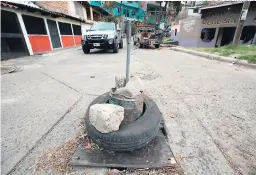  ?? FOTO: DAVID ROMERO ?? Además de los hurtos, algunos ciudadanos también cuestionan la calidad de las tapaderas.