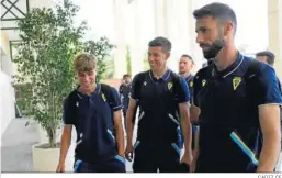  ?? CÁDIZ CF ?? De la Rosa (i), ‘escoltado’ por Alcaraz y José Mari en el Aeropuerto de Jerez.