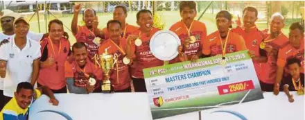  ?? PIC BY K. KANDIAH. ?? Indonesia's Bintang Timur won the 19th PSC-Ideal Internatio­nal Soccer 7’s Masters champions trophy at the Penang Sports Club recently.