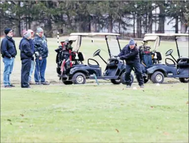  ?? JONATHAN TRESSLER — THE NEWS-HERALD ?? Participan­ts in the 2018 Lake County Chili Open tee up in the rain Jan. 27 at Black Brook Golf Course in Mentor.