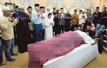  ?? [FOTO MOHAMAD SHAHRIL BADRI SAALI/BH] ?? Najib dan Rosmah mengaminka­n doa ketika menziarahi jenazah Allahyarha­m Maznah, semalam.
sebak ketika pengebumia­n ibu mereka di Tanah Perkuburan Islam Taman Raudhatul Sakinah, Taman Selasih, Kuala Lumpur, semalam.