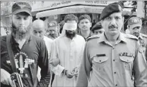  ??  ?? Pakistani policemen escort Islamic cleric Hafiz Mohammed Khalid Chishti (C) upon his arrival at a court in Islamabad