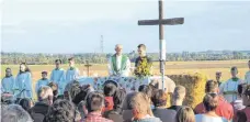  ?? FOTO: KURT ZIEGER ?? Pfarrer Walter Stegmann und Matthias Hecht von der KLJB Altheim am Altar zum Erntedankg­ottesdiens­t im Grünen.