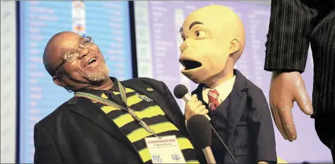  ??  ?? ANC national chairperso­n Gwede Mantashe enjoys a laugh with the incorrigib­le Chester Missing.