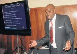  ?? Picture: SIKHO NTSHOBANE ?? BIG PLANS AHEAD: Bongani Jack presents the football academy plan to the King Sabata Dalindyebo Municipali­ty