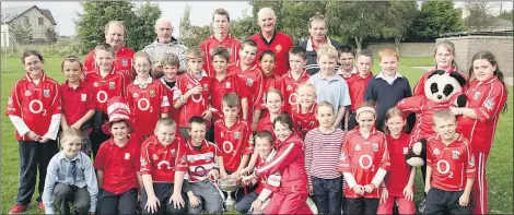  ?? (The Avondhu Archives) ?? 4th class pupils from Kilworth Senior N.S. posing with the North Cork junior ‘A’ hurling championsh­ip cup, when club members - back (l-r) Pat Greehy, Jack Keane, Adrian Mannix, Michael Twomey and Tom Howard - brought the cup to the school in October 2005.