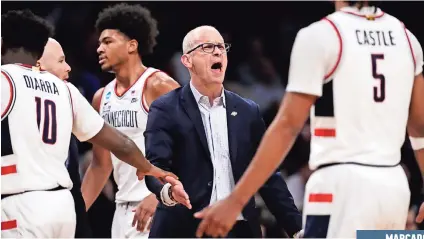  ?? ?? El ENTRENADOR de Uconn Dan Hurley habla con sus jugadores durante un tiempo fuera