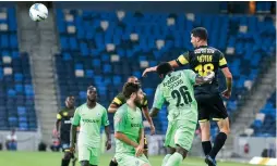  ?? (Maor Elkaslasi) ?? SHLOMI AZULAY (right) and Beitar Jerusalem have had problems finding the back of the net recently, with the club from the capital playing to yet another 0-0 draw over the weekend, this time at Maccabi Haifa, in Premier League Championsh­ip Playoff action.