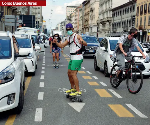  ??  ?? La pista Un ragazzo in skateboard sulla ciclabile di corso Buenos Aires, all’altezza di piazza Oberdan, tra il parcheggio dei taxi e la carreggiat­a (Ansa)