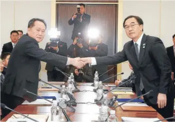  ?? FOTO: EFE ?? El jefe del comité norcoreano, Ri Son-Gwon con su par surcoreano, Cho Myoung-Gyon.