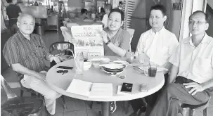  ??  ?? MELANGGAR PERATURAN: Chong (dua kiri) menunjukka­n keratan akhbar yang menyaksika­n parti komponen BN memulakan kempen mendekati pengundi di DUN Pujut.