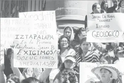  ??  ?? Padres de familia de alumnos de escuelas de Iztapalapa afectadas por el sismo se manifestar­on afuera de la Asamblea Legislativ­a, en la esquina de Donceles y Allende, en el Centro, para exigir su reparación ■ Foto Luis Humberto González