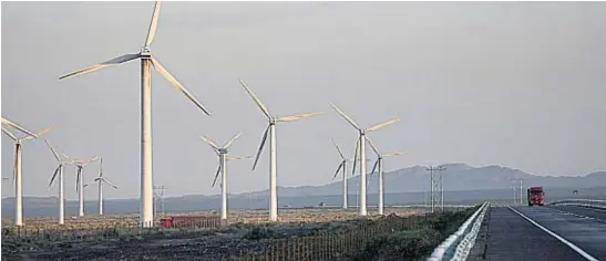  ?? AP ?? VIENTO A FAVOR. Las emisiones de títulos para financiar proyectos de energía eólica son uno de los instrument­os de inversión “sustentabl­e”.