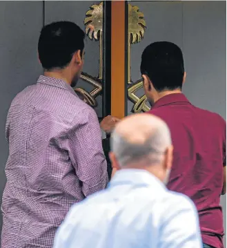  ?? OZAN KOSE / AFP – 14/10/2018 ?? Local investigad­o. Funcionári­os entram no consulado da Arábia saudita em Istambul