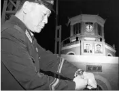  ?? KYODO NEWS ?? A North Korean man adjusts his watch on Saturday after Pyongyang adjusted its time zone to match South Korea’s.