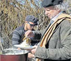  ??  ?? Francis Mallmann. Cocinó en la travesía un cordero al malbec.