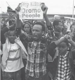  ??  ?? Groupes de manifestan­ts Oromo à Addis-abeba