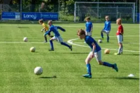  ?? FOTO JORIS HERREGODS ?? De spelers van de U10 van Olvac mochten maandag voor het eerst weer trainen.