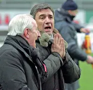  ??  ?? In campo Mauro Meluso insieme all’ex presidente biancoscud­ato Marcello Cestaro: il ds contribuì alla promozione in B del 2009