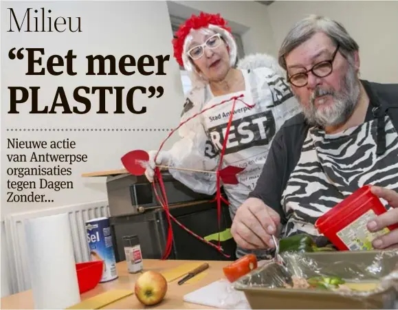  ?? FOTO DIRK KERSTENS ?? Kok Mon Meus en zijn assistente bereiden een ‘plastic lasagne’.