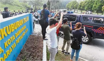  ??  ?? Police escort: The exhumation process for Nazrin’s remains started at 9am and ended at about 12.45pm at the Kota Damansara Muslim Cemetery.