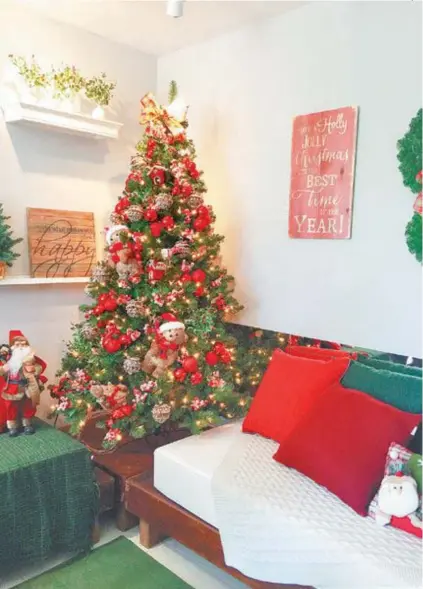  ?? DIVULGAÇÃO ?? Decoração de Natal pode ser montada com árvore, almofadas, quadros e guirlandas na parede