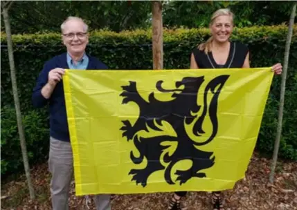  ?? FOTO RR ?? Onafhankel­ijk gemeentera­adsvoorzit­ter Marcel De Vos en onafhankel­ijk schepen Cindy Van Paesschen blijven trouw aan de Vlaamse leeuwenvla­g.