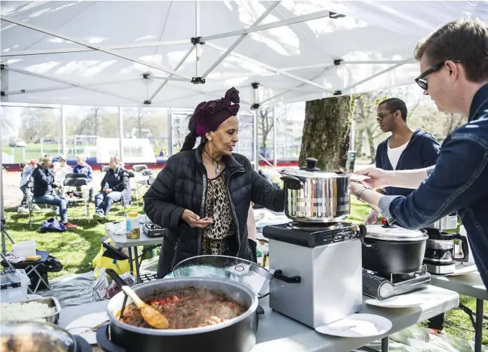  ?? Bilder: ANNA SVANBERG ?? MATEN. Azeib Gebre sålde kulwa och zgni, olika typer av kryddstark­a eritreansk­a köttgrytor.