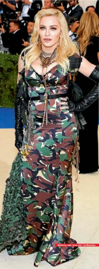  ??  ?? Madonna: look “army chic”, by Moschino.