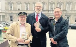  ??  ?? Lyn Ebenezer, Gerry Adams a Dylan Ebenezer