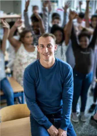  ?? FOTO KIONI PAPADOPOUL­OS ?? Yannick staat samen met een vrouwelijk­e collega voor de klas. “Heel wat scholen zijn jaloers op ons systeem.”