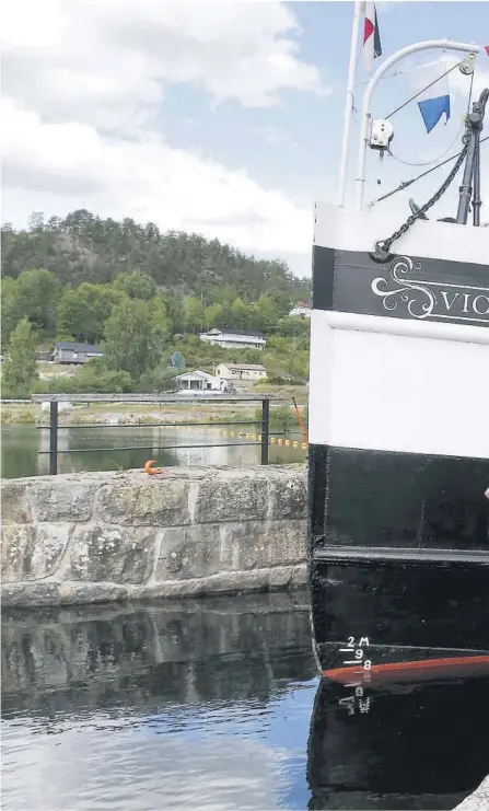  ??  ?? ROSER SLUSENE: Øyvind Smith-Jansen er blant de mange som har gledet seg over kanalanleg­gene i sommer. Smith-Jan sen storkoste seg på Lunde sluse. – Et fantastisk anlegg, mener han.