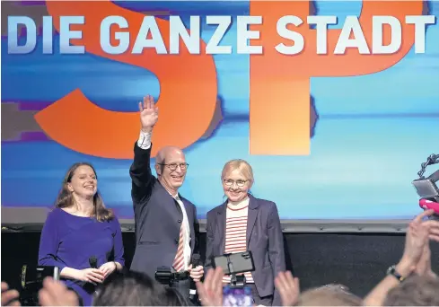 ?? AFP ?? Germany’s Social Democratic Party mayor for Hamburg and top candidate Peter Tschentsch­er, centre, celebrate on stage after exit polls in Hamburg on Sunday.