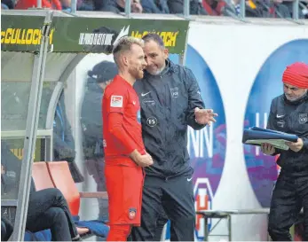  ?? FOTO: IMAGO ?? Geerdet, aber fokussiert: Frank Schmidt (rechts) und sein Kapitän Marc Schnattere­r wollen bereit sein, falls sich in der Allianz Arena eine Tür öffnet.