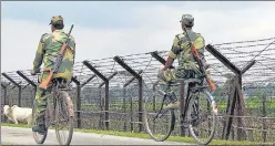  ?? HT FILE ?? BSF personnel patrol the India-bangladesh border in Uttar Dinajpur.