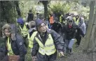  ?? (Photo AFP) ?? Plusieurs centaines de personnes ont participé hier à une « battue citoyenne ».